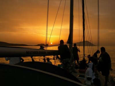 Milos & Polyaigos Full-Day Sailboat Tour with Lunch