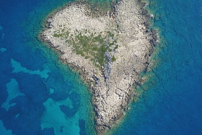 Discover the beauty of the Messinian Inousses Islands on a Yacht - Kardia, the small island shaped like a heart