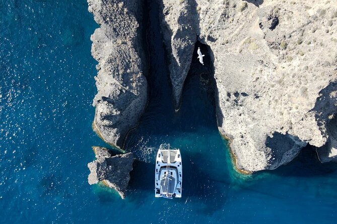 Full-Day Private Tour in Santorini by Luxury Catamaran - Fira and the final return to Vlychada