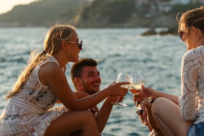 Luxury Catamaran Cruise, Dia Island –Open Bar & Lunch -Top Rated! - A seafood lunch with Cretan touches