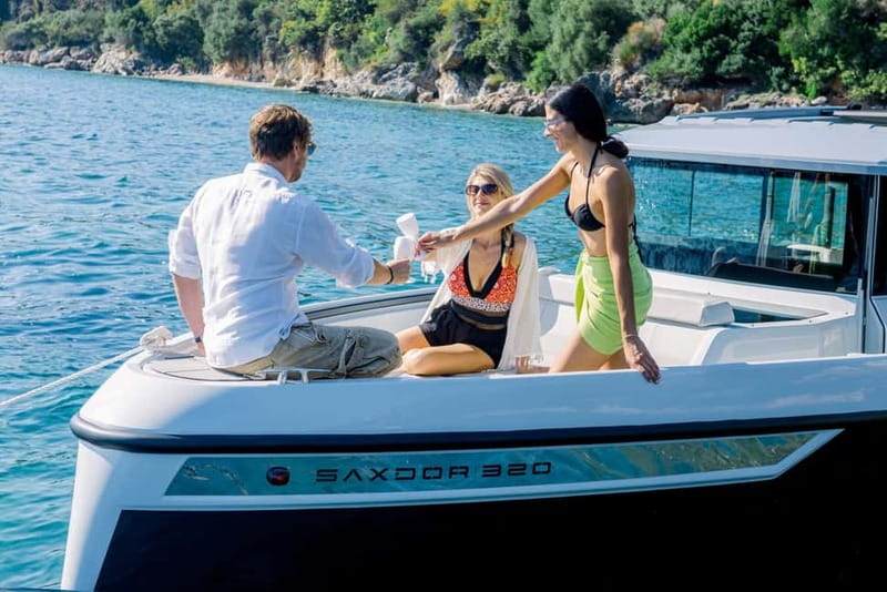 Luxury Yacht Experience Semi-Private North East - A closer look at the boat and group size