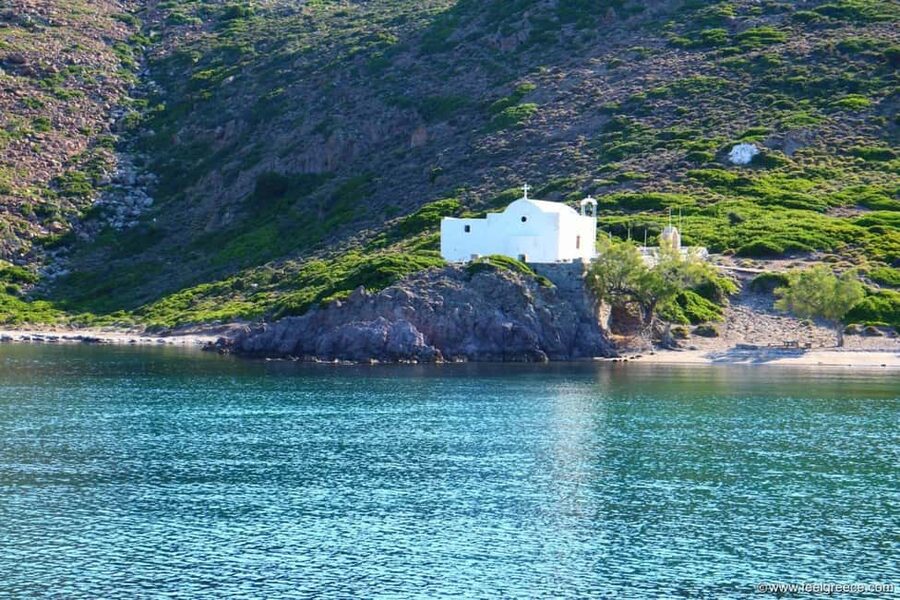 Milos: Kleftiko Semi Private Sailing Cruise with Lunch - Crew style and the semi-private atmosphere