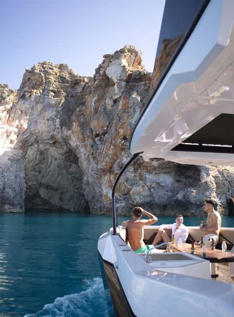 ❖ Milos: Small Group Yacht Tour—Kleftiko Sarakiniko Poliegos - Crew service and the feel onboard