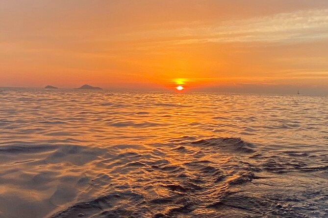 Private all included yacht Tour in Santorini - Fira, Firostefani, Imerovigli, and the Old Port from offshore