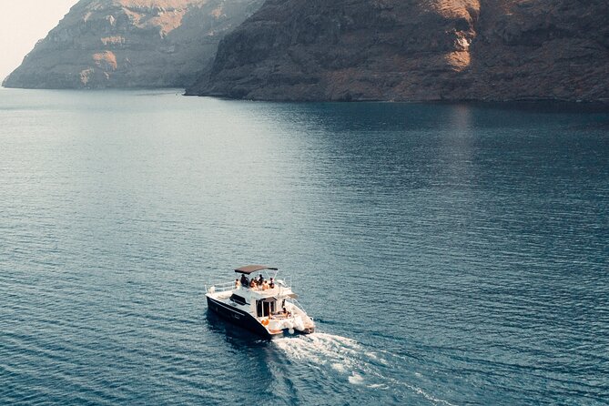 Private Caldera Cruise with Power Catamaran ENJOY incl. Meal & Drinks - A Greek lunch cooked on the catamaran