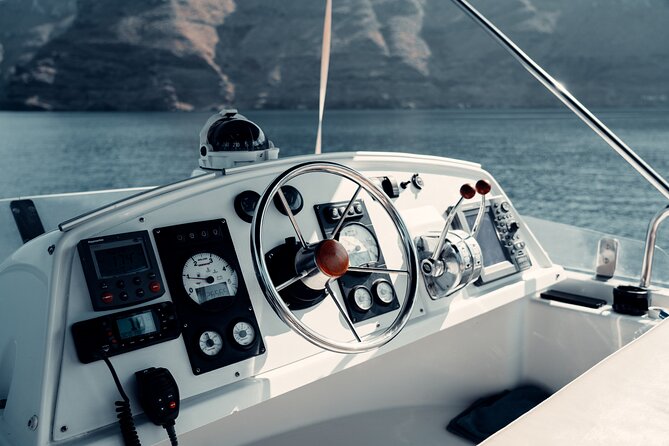 Private Caldera Cruise with Power Catamaran ENJOY incl. Meal & Drinks - Wine, beer, and the open bar