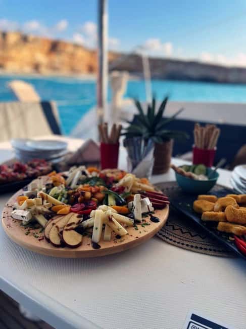 Rethymno Premium Catamaran Cruise: Healthy Lunch & Open Bar - The return sail and the comfort of a catamaran