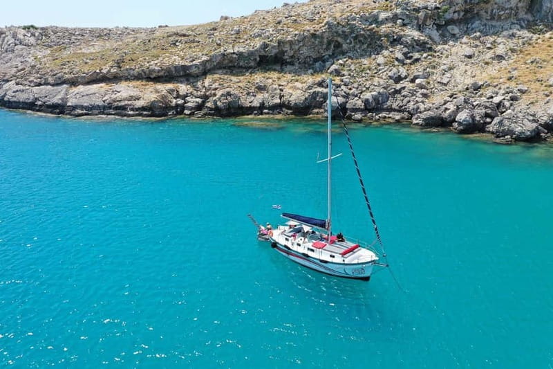 Sailing tour around Lindos with food and drinks - Lindos Bay and the return toward town