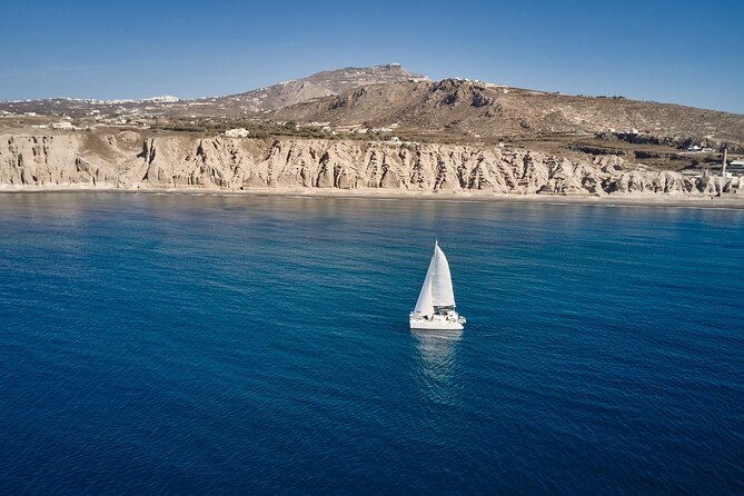 Santorini: Caldera Private Catamaran Cruise with Meal & Drinks - Why a private catamaran makes sense in Santorini