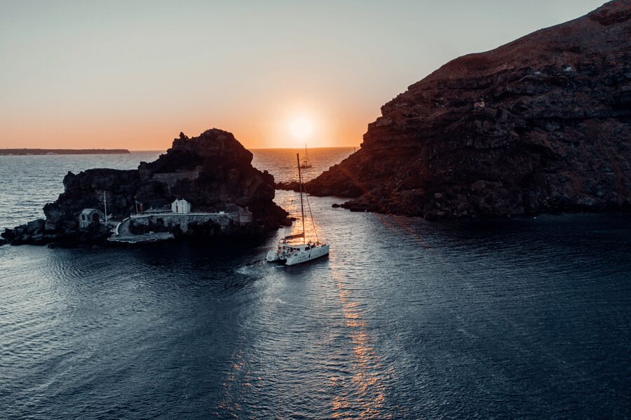 Santorini: Catamaran Caldera Cruise with Meal and Drinks - Why this Santorini catamaran cruise works so well