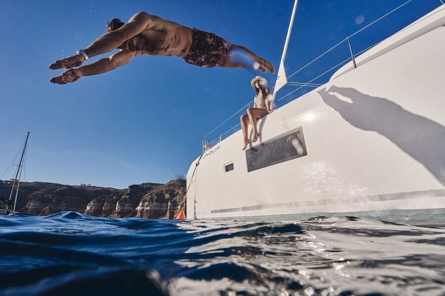 Santorini: Day Luxury Catamaran Cruise with Meal & Drinks - The short photo stops keep the cruise moving