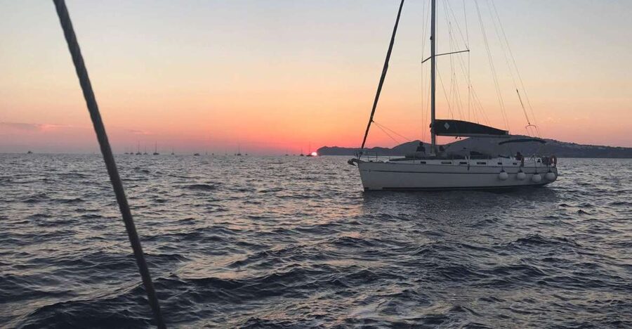 Santorini: Private 5-Hour Sunset Sailing Tour with Dinner - Why a private sunset sail works so well in Santorini