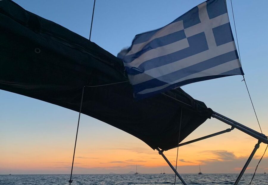 Santorini: Private 5-Hour Sunset Sailing Tour with Dinner - From your hotel to Vlychada port