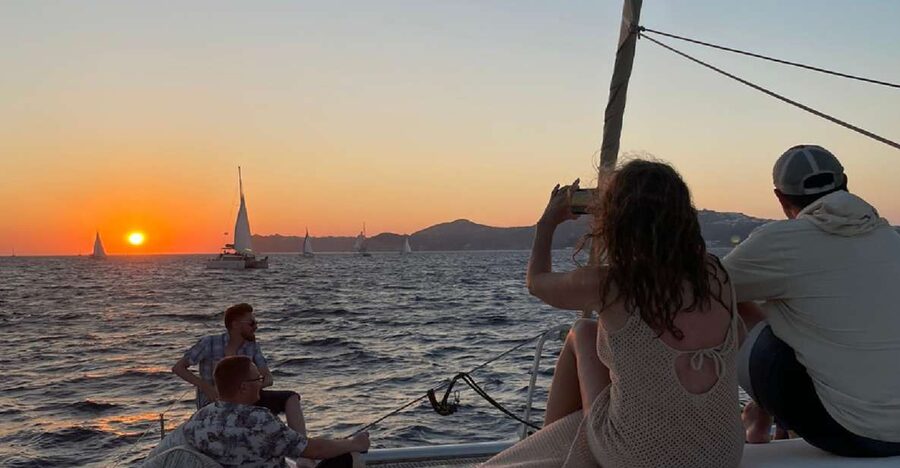Santorini: Sunset Sailing Cruise, with Dinner and Drinks - White Beach, Indian Rocks, and Akrotiri Lighthouse