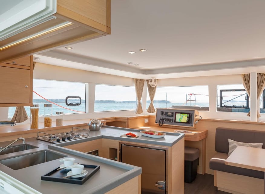 SUP Safari - Catamaran Cruise Dia Island & Gourmet Delights! - The gourmet spread and open bar